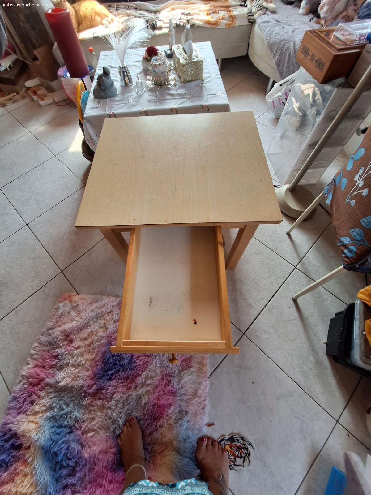 Kinderhochstuhl, Kindertisch. Kinderhochstuhl Massivholz
Kindertisch mit riesen Schublade. Holz
Gebrauchsspuhren.
bitte per whats app