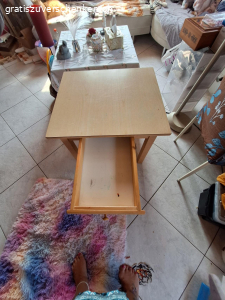 Kinderhochstuhl, Kindertisch. Kinderhochstuhl Massivholz
Kindertisch mit riesen Schublade. Holz
Gebrauchsspuhren.
bitte per whats app