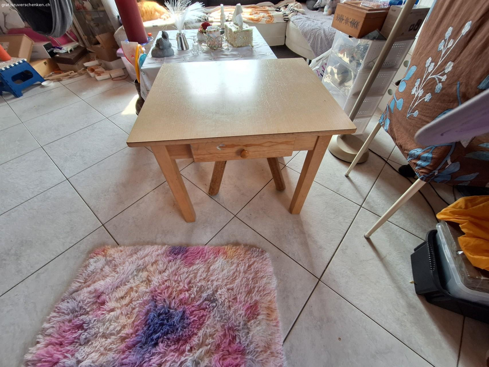 Kinderhochstuhl, Kindertisch. Kinderhochstuhl Massivholz
Kindertisch mit riesen Schublade. Holz
Gebrauchsspuhren.
bitte per whats app