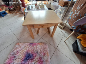 Kinderhochstuhl, Kindertisch. Kinderhochstuhl Massivholz
Kindertisch mit riesen Schublade. Holz
Gebrauchsspuhren.
bitte per whats app