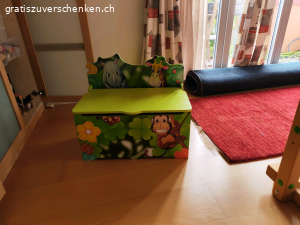 Kinderholztruhe. eine Kinderholztruhe zu Verschenken. Hat eine Beschädigung an der Sitzoberfläche. Genaues siehe Bilder.
Kommt aus Tier und Rauchfreiem Haushalt