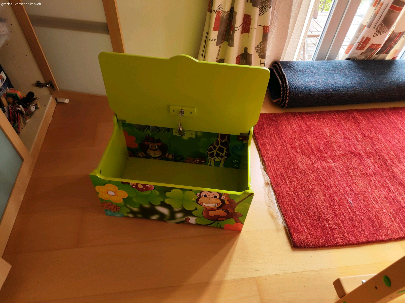 Kinderholztruhe. eine Kinderholztruhe zu Verschenken. Hat eine Beschädigung an der Sitzoberfläche. Genaues siehe Bilder.
Kommt aus Tier und Rauchfreiem Haushalt