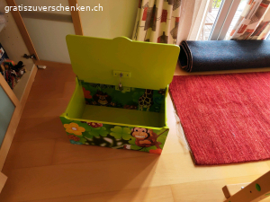 Kinderholztruhe. eine Kinderholztruhe zu Verschenken. Hat eine Beschädigung an der Sitzoberfläche. Genaues siehe Bilder.
Kommt aus Tier und Rauchfreiem Haushalt