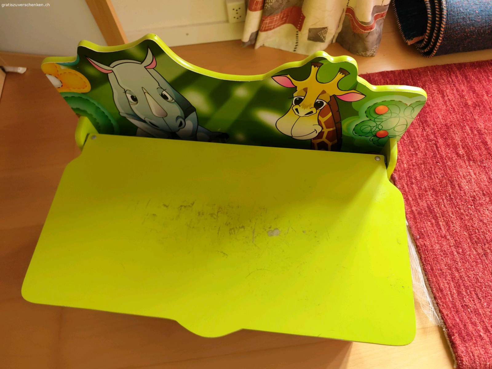 Kinderholztruhe. eine Kinderholztruhe zu Verschenken. Hat eine Beschädigung an der Sitzoberfläche. Genaues siehe Bilder.
Kommt aus Tier und Rauchfreiem Haushalt