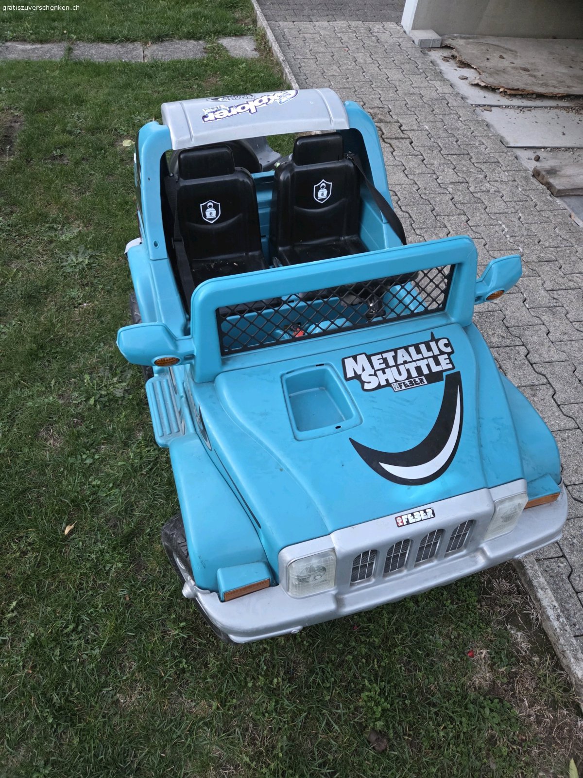 Kinderjeep mit Akku. wird als defekt gespendet. Fahrte noch vor den Sommerferien.