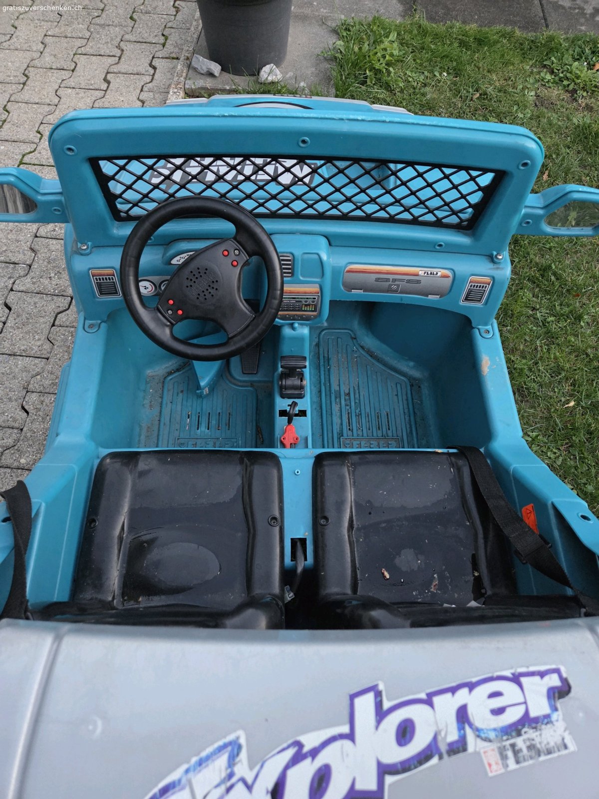 Kinderjeep mit Akku. wird als defekt gespendet. Fahrte noch vor den Sommerferien.