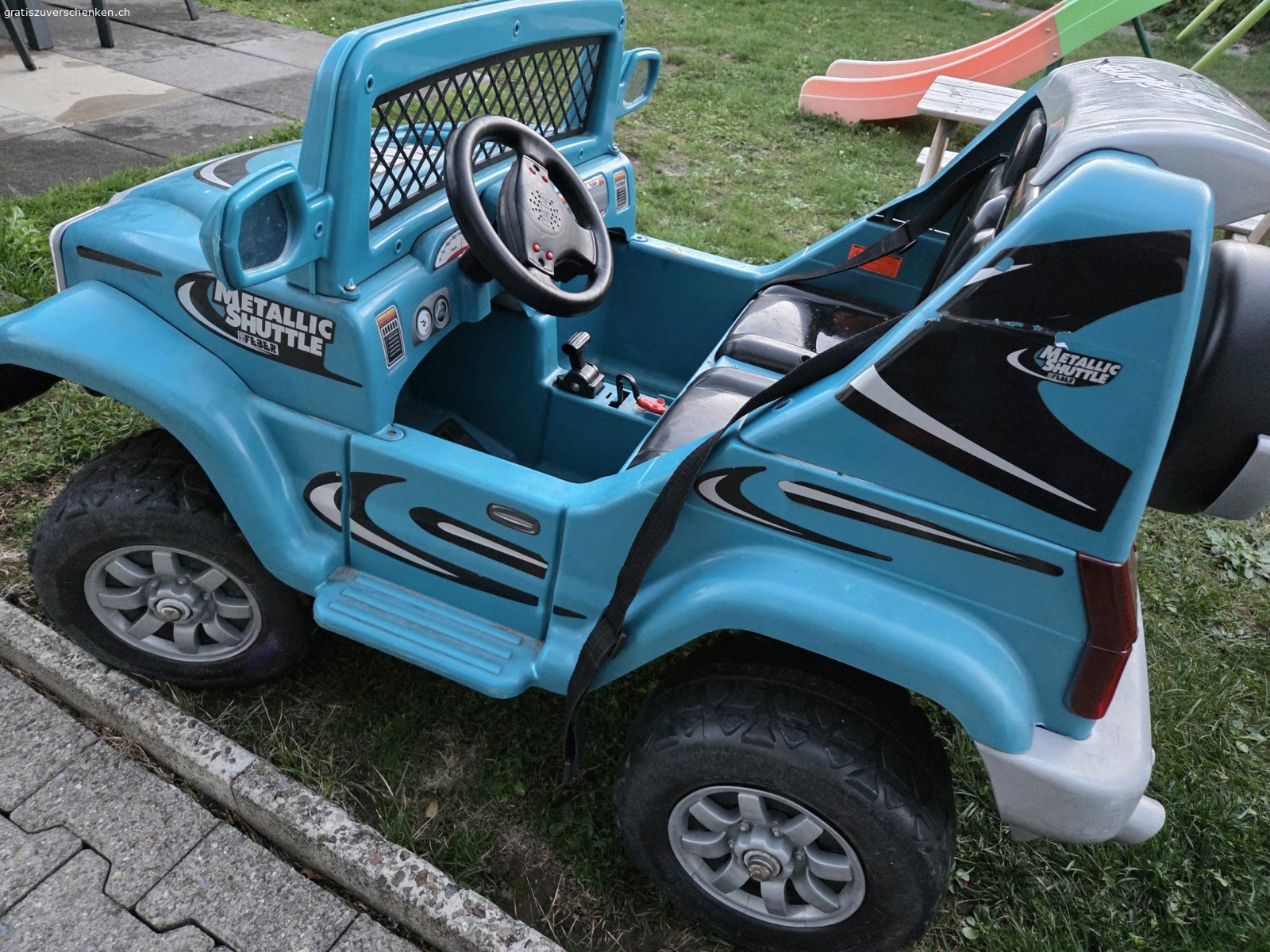 Kinderjeep mit Akku. wird als defekt gespendet. Fahrte noch vor den Sommerferien.