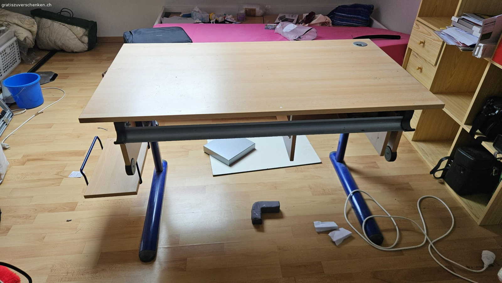 Kinderpult. Ein Kinderpult mit Ablage für Schulranzen oder PC.
Fläche: 68x120cm
Höhe verstellbar


 Schublade fehlt.