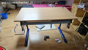 Kinderpult. Ein Kinderpult mit Ablage für Schulranzen oder PC.
Fläche: 68x120cm
Höhe verstellbar


 Schublade fehlt.