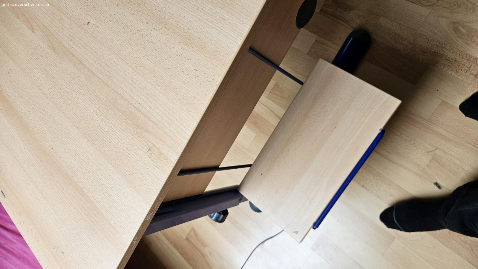 Kinderpult. Ein Kinderpult mit Ablage für Schulranzen oder PC.
Fläche: 68x120cm
Höhe verstellbar


 Schublade fehlt.