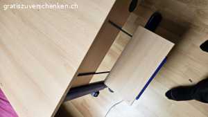 Kinderpult. Ein Kinderpult mit Ablage für Schulranzen oder PC.
Fläche: 68x120cm
Höhe verstellbar


 Schublade fehlt.