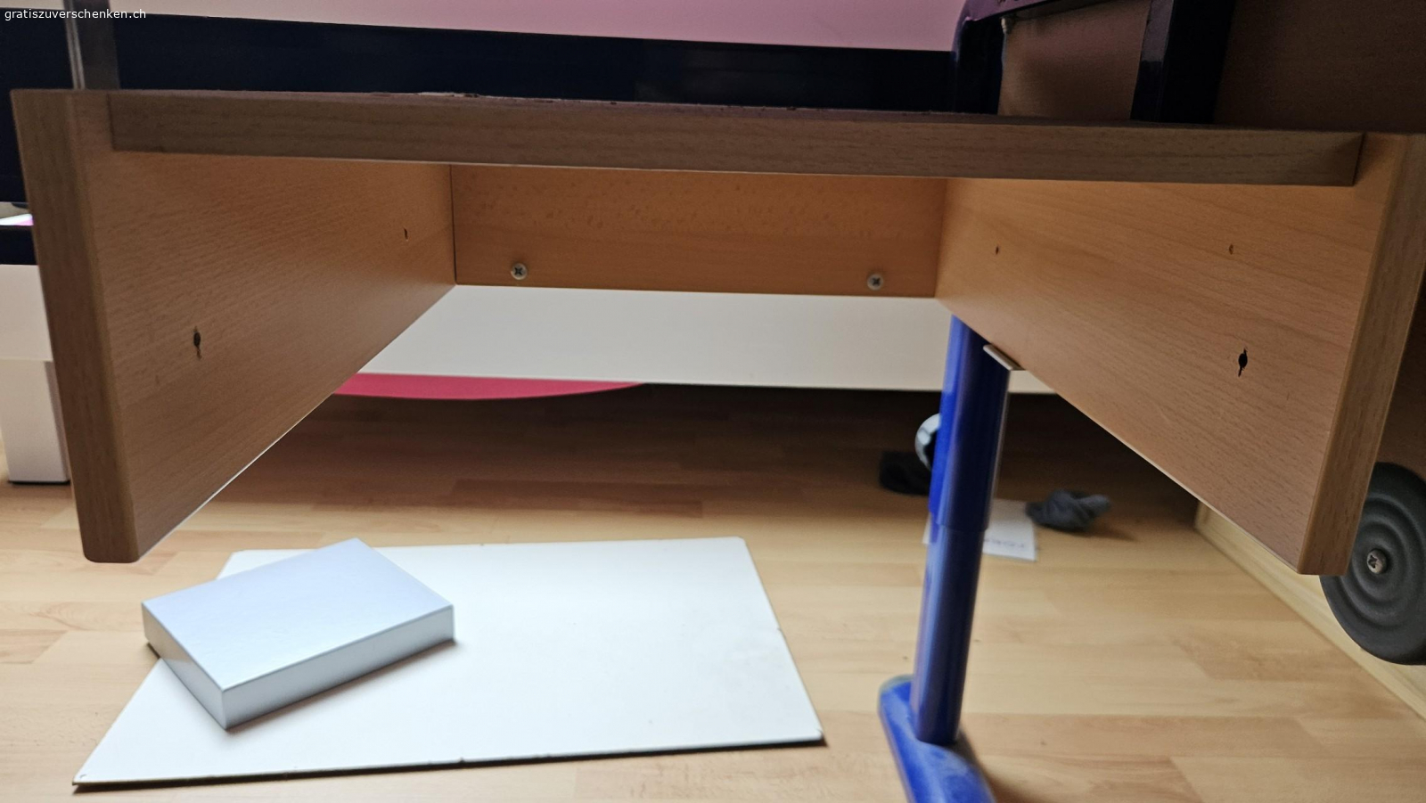 Kinderpult. Ein Kinderpult mit Ablage für Schulranzen oder PC.
Fläche: 68x120cm
Höhe verstellbar


 Schublade fehlt.