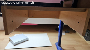 Kinderpult. Ein Kinderpult mit Ablage für Schulranzen oder PC.
Fläche: 68x120cm
Höhe verstellbar


 Schublade fehlt.