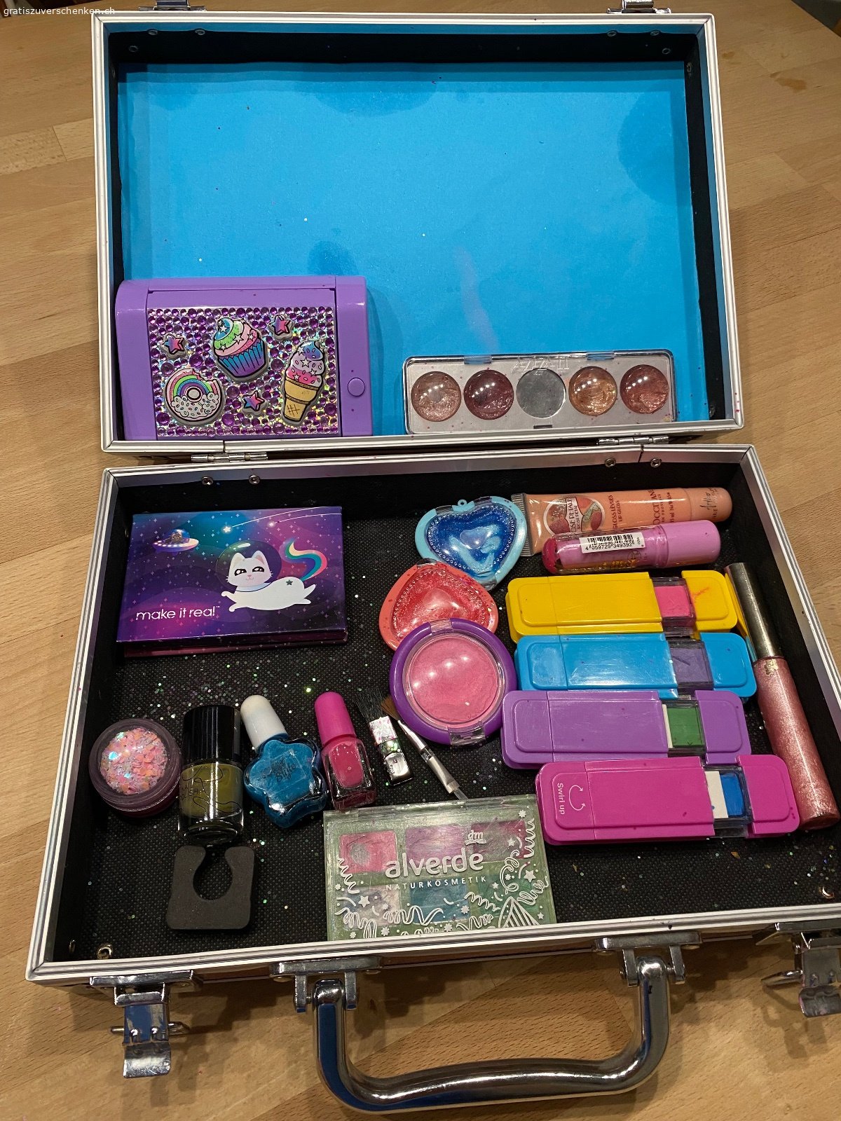 Kinderschminke und Haarkreide. Viele Schminksachen und Haarkreide abzugeben (ohne Koffer).