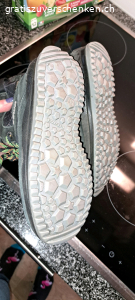 Kinderschuhe guter Zustand. beide Grösse 33
lowa für Winter,  Sketchers für Herbst

bei Versand plus Porto