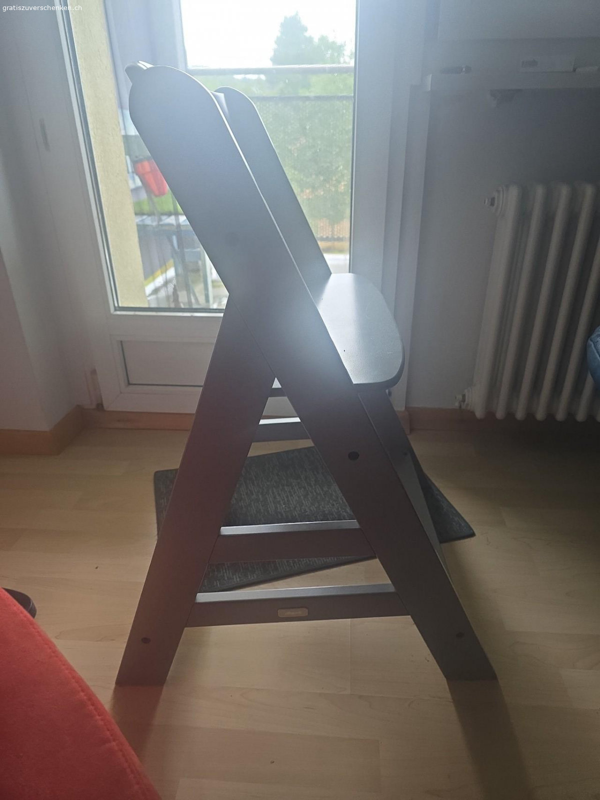 Kinderstühle 2 Stück grau. Die Stühle sind gut für kleine Kinder. 
Sie sind nicht oft benutzt worden und daher in gutem Zustand. 

Müssen bis Ende Juli abgeholt werden.