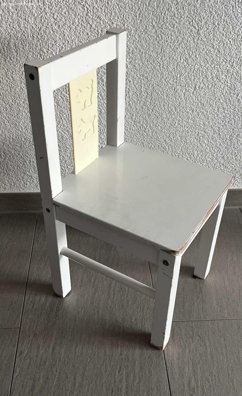 Kinderstuhl weiss gebraucht. Kinderstuhl weiss, deutliche Gebrauchsspuren, aber immer noch sehr stabil.