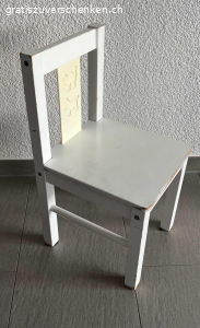 Kinderstuhl weiss gebraucht. Kinderstuhl weiss, deutliche Gebrauchsspuren, aber immer noch sehr stabil.