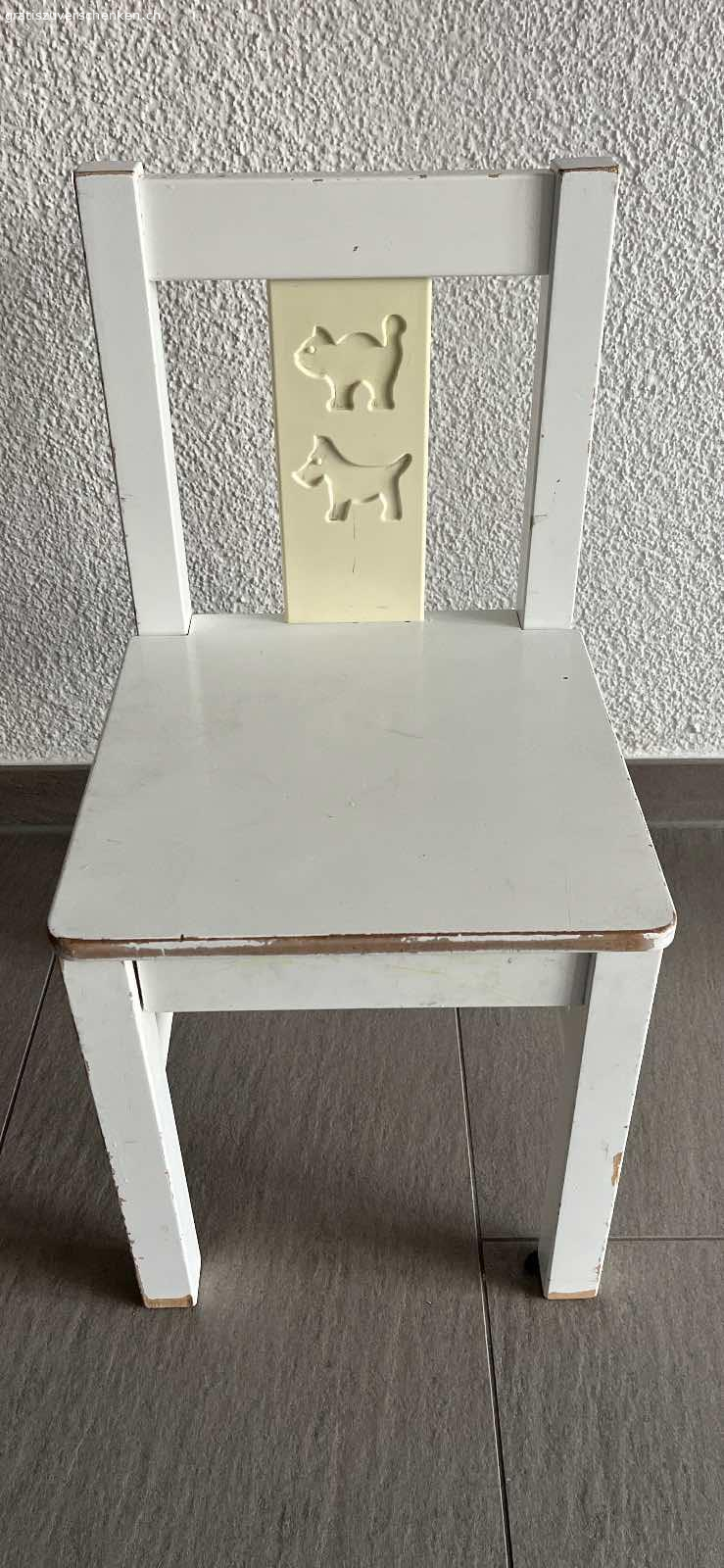 Kinderstuhl weiss gebraucht. Kinderstuhl weiss, deutliche Gebrauchsspuren, aber immer noch sehr stabil.