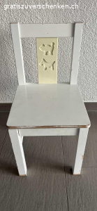 Kinderstuhl weiss gebraucht. Kinderstuhl weiss, deutliche Gebrauchsspuren, aber immer noch sehr stabil.