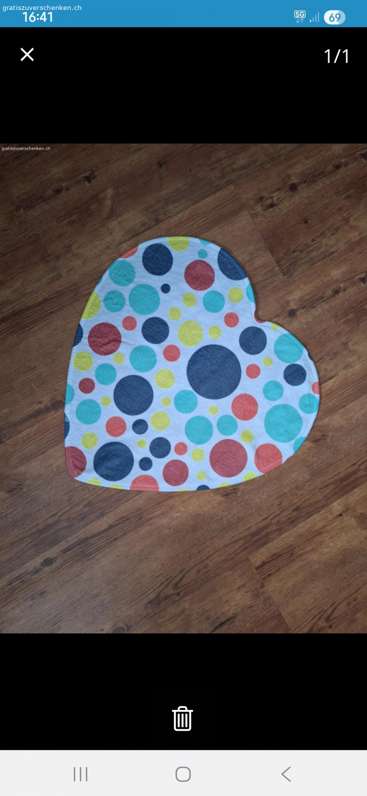 Kinderteppich. Grösse ca 72x72cm
Gut erhalten 
Abholung im Schindlet in Bauma oder kann bei Portoübernahme auch versendet werden (Fr. 8.50)