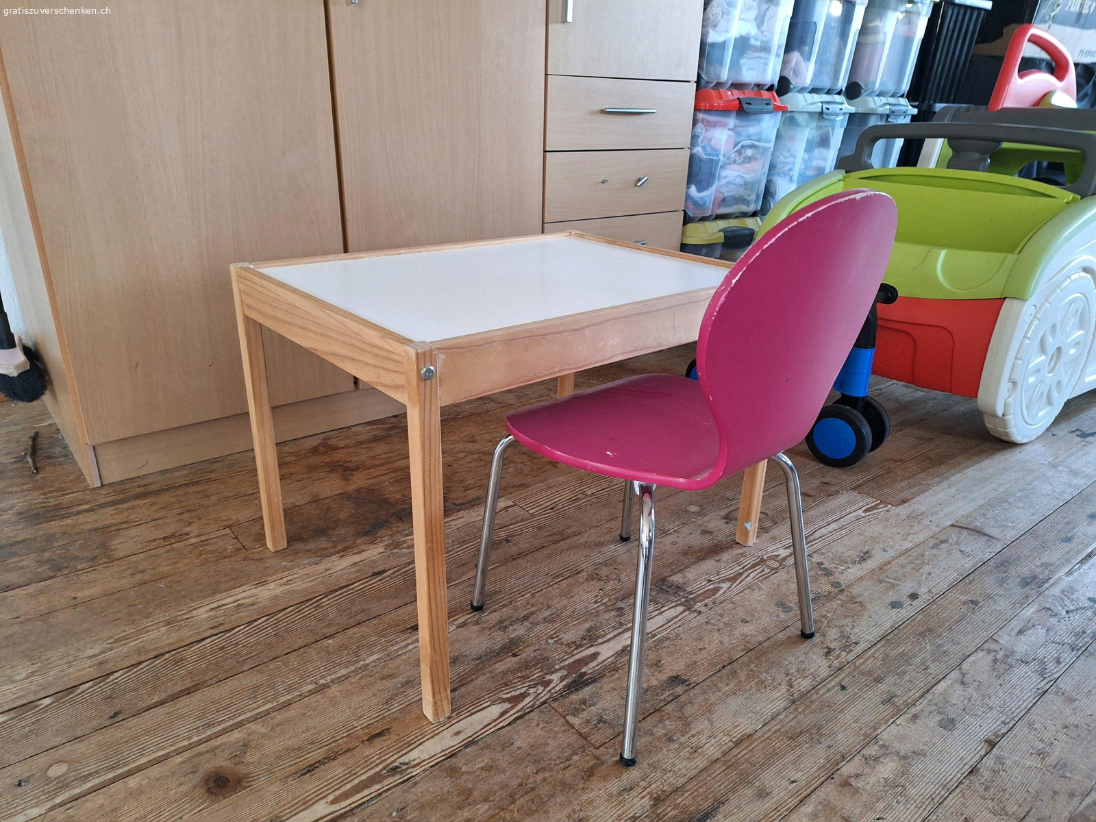 Kindertischchen und Stuhl. normale Gebrauchsspuren, sofort abholbereit