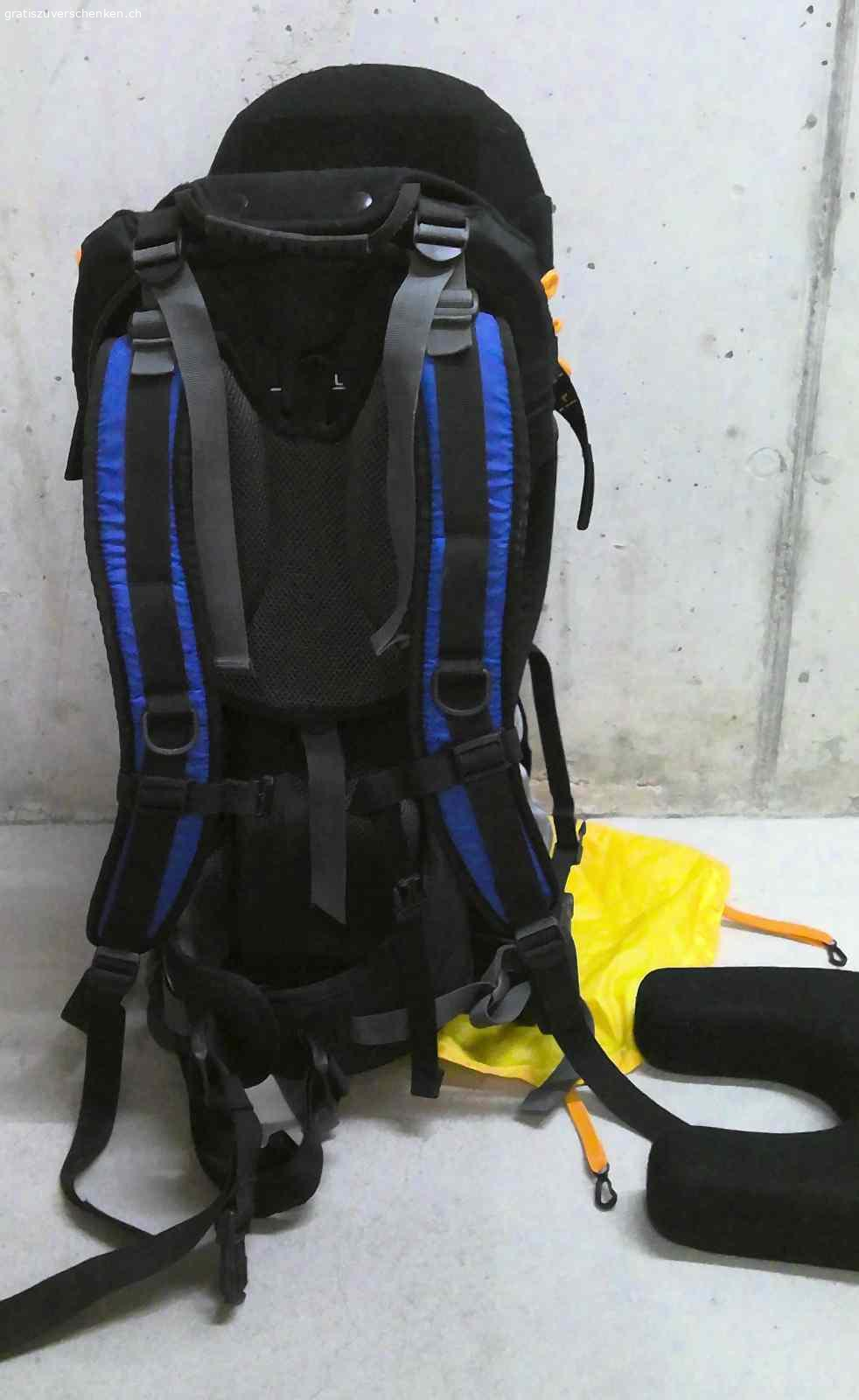 Kindertragerucksack. Gebrauchter Kindertragerucksack von B-Square inkl. kleinem abnehmbaren Kinderrucksack, Sonnenschutz und abnehmbarer Nackenstütze gratis gegen Abholung abzugeben.