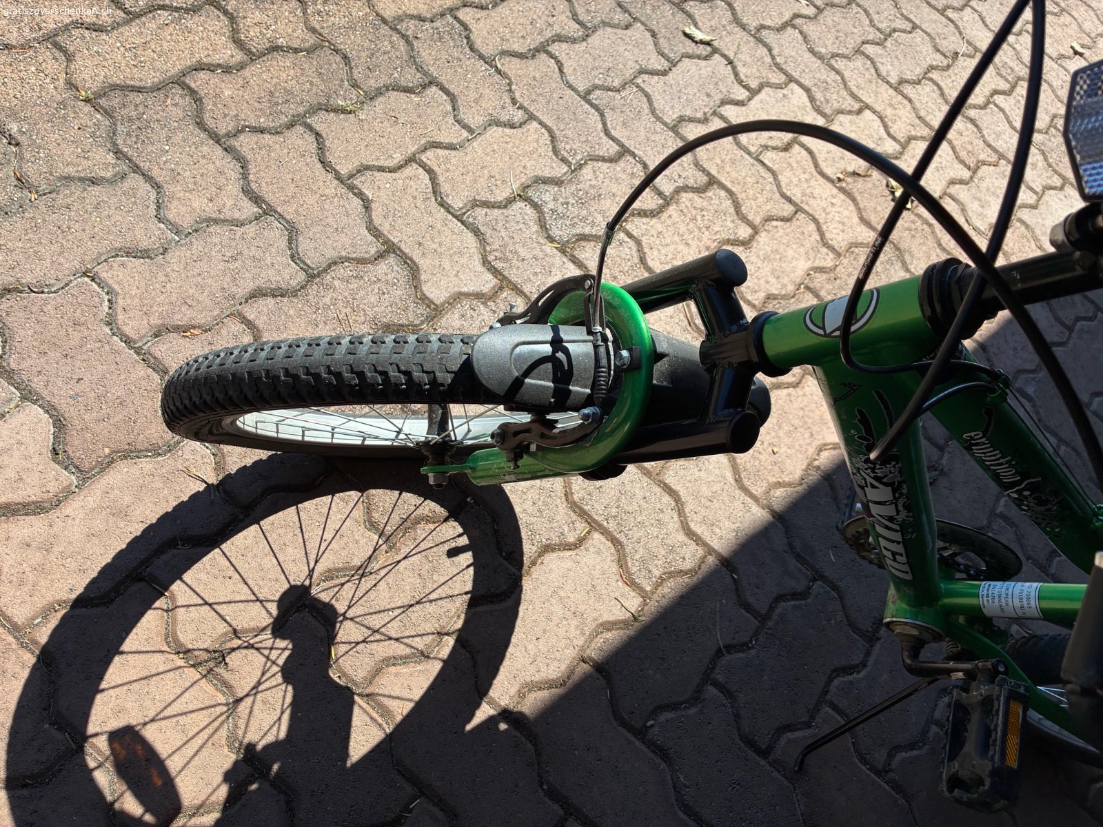 Kindervelo, grün. Reifen müssen aufgepumpt oder evt. ersetzt werden