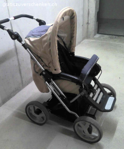 Kinderwagen / Buggy teutonia. teutonia Kinderwagen beige-blau gebraucht, vom Liege-Kinderwagen zum Buggy umfunktionierbar inkl. herausnehmbarer Liegetasche, Buggy Board und Regenschutz.

Der Griff ist höhenverstellbar und auf beide Seiten einrastbar.