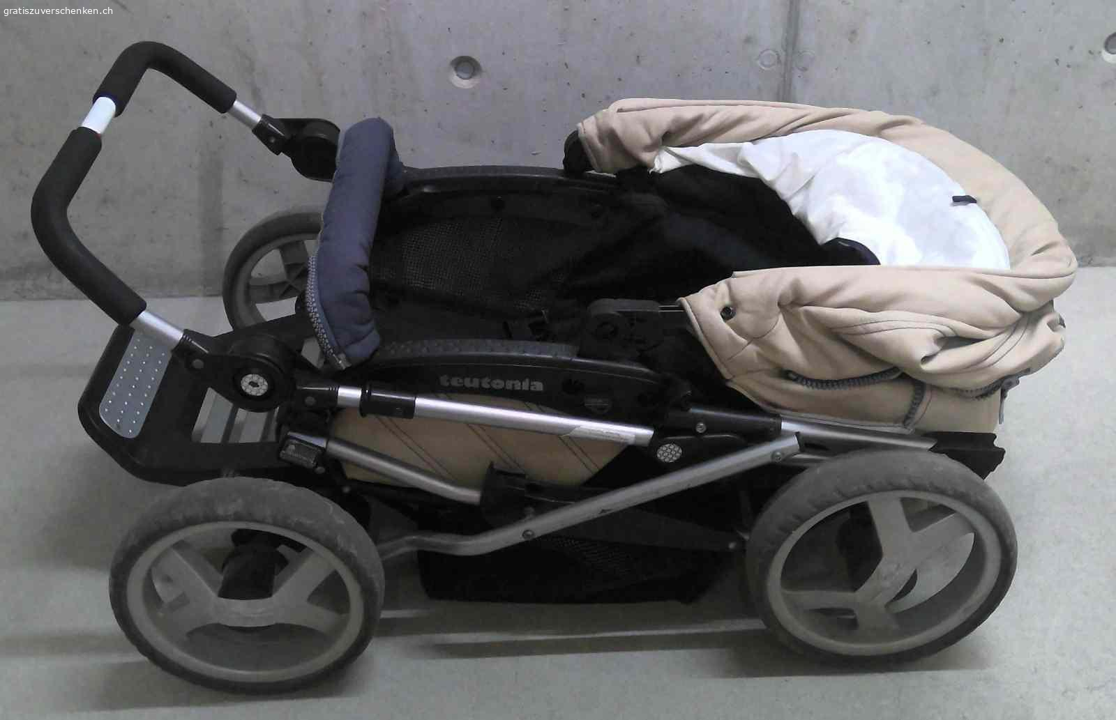 Kinderwagen / Buggy teutonia. teutonia Kinderwagen beige-blau gebraucht, vom Liege-Kinderwagen zum Buggy umfunktionierbar inkl. herausnehmbarer Liegetasche, Buggy Board und Regenschutz.

Der Griff ist höhenverstellbar und auf beide Seiten einrastbar.