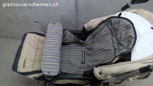 Kinderwagen / Buggy teutonia. teutonia Kinderwagen beige-blau gebraucht, vom Liege-Kinderwagen zum Buggy umfunktionierbar inkl. herausnehmbarer Liegetasche, Buggy Board und Regenschutz.

Der Griff ist höhenverstellbar und auf beide Seiten einrastbar.