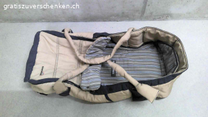 Kinderwagen / Buggy teutonia. teutonia Kinderwagen beige-blau gebraucht, vom Liege-Kinderwagen zum Buggy umfunktionierbar inkl. herausnehmbarer Liegetasche, Buggy Board und Regenschutz.

Der Griff ist höhenverstellbar und auf beide Seiten einrastbar.