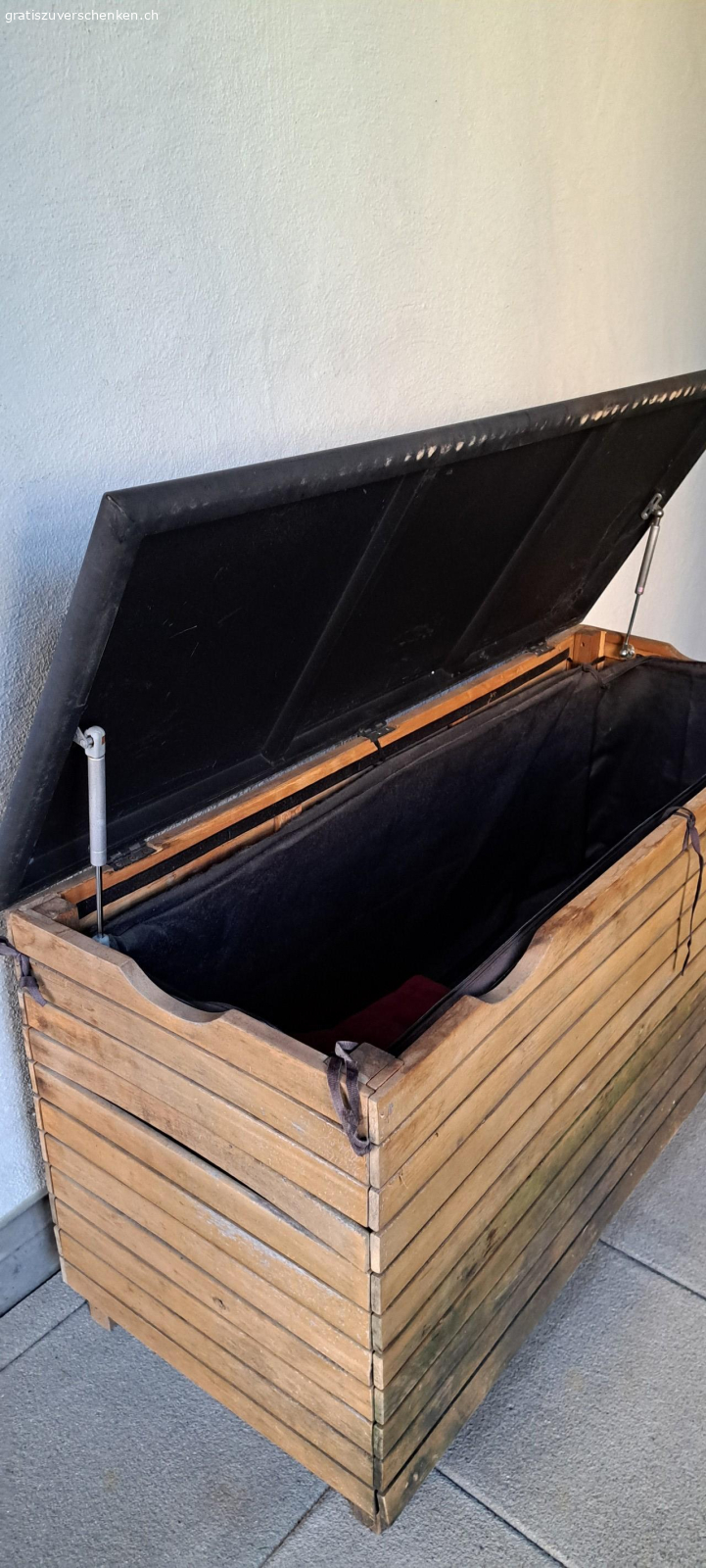 Kissenbox. Holzbox mit Metalldeckel
schwarzes Stoff-Innenfutter 
130 × 53 cm
Höhe 62 cm