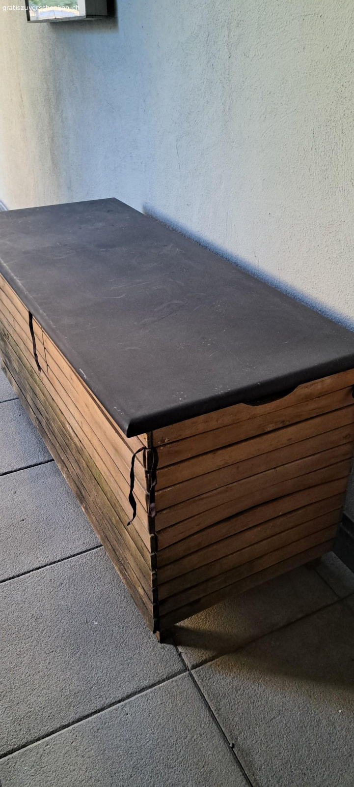 Kissenbox. Holzbox mit Metalldeckel
schwarzes Stoff-Innenfutter 
130 × 53 cm
Höhe 62 cm