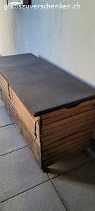 Kissenbox. Holzbox mit Metalldeckel
schwarzes Stoff-Innenfutter 
130 × 53 cm
Höhe 62 cm