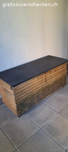 Kissenbox. Holzbox mit Metalldeckel
schwarzes Stoff-Innenfutter 
130 × 53 cm
Höhe 62 cm
