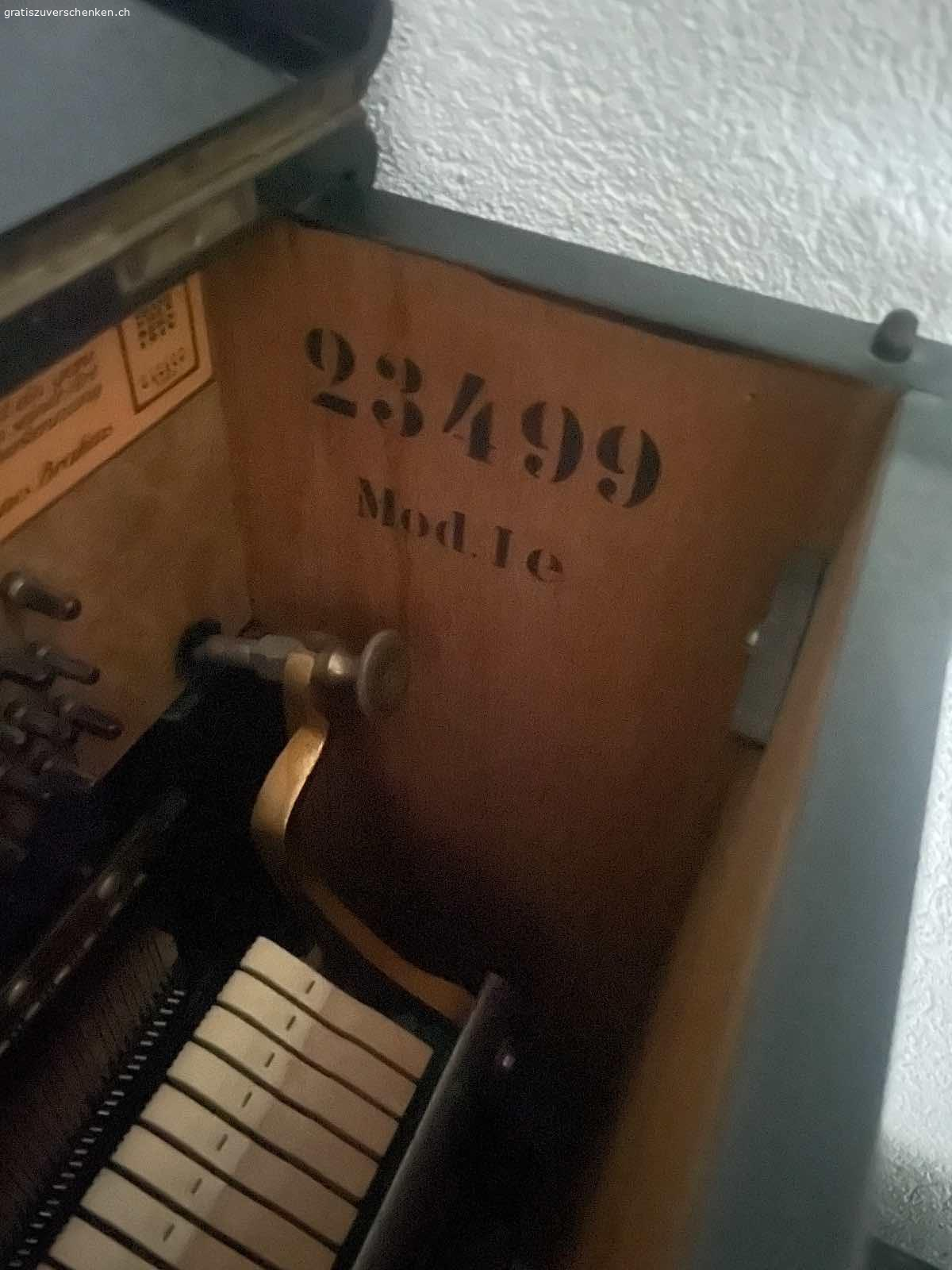 Klavier Burger und Jacobi. Altes Klavier, nicht defekt aber Restauration nötig
Transport aus 2. Stock muss selber organisiert werden. Klavier ist sehr schwer.