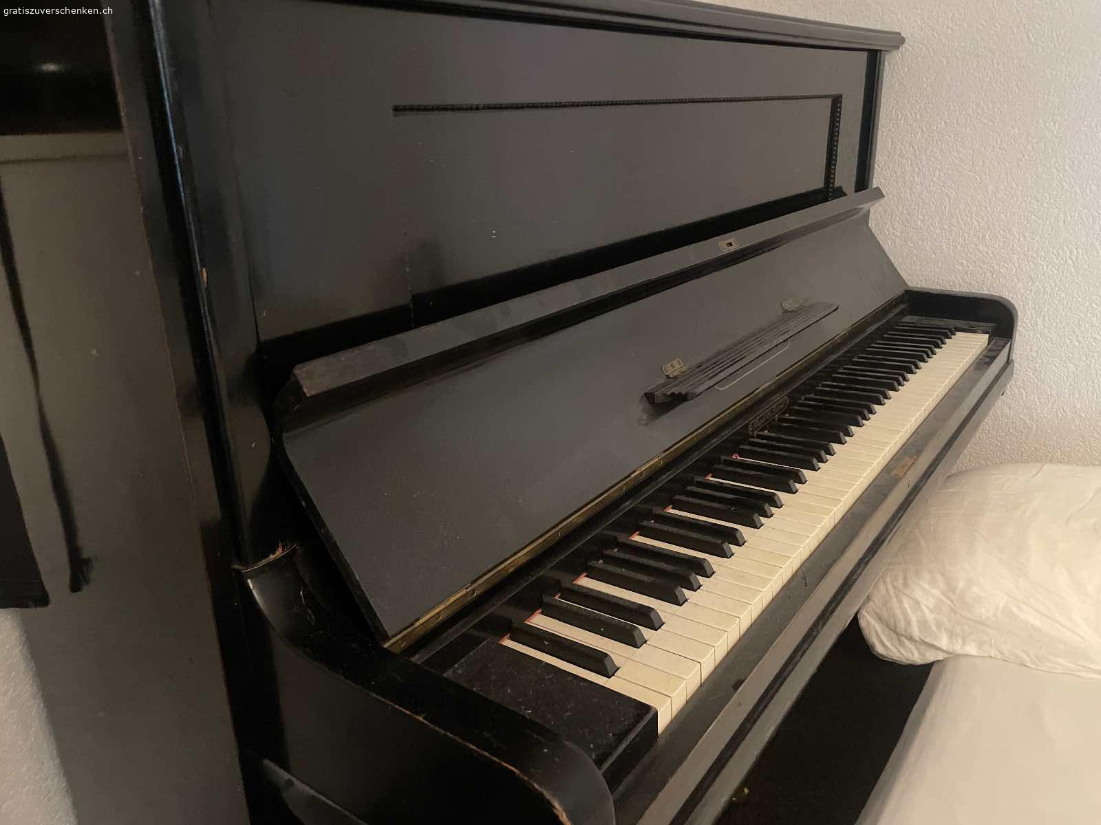 Klavier Burger und Jacobi. Altes Klavier, nicht defekt aber Restauration nötig
Transport aus 2. Stock muss selber organisiert werden. Klavier ist sehr schwer.