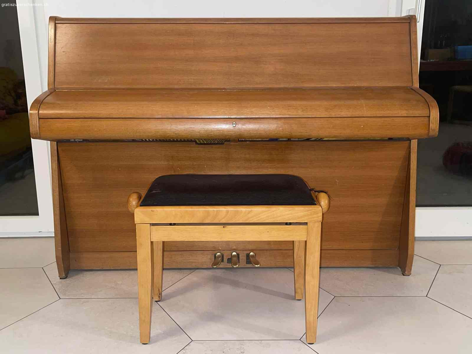 Klavier gratis abzugeben. Das Klavier unseres Sohnes wird bei uns nicht mehr benutzt und könnte jemand anderem Freude bereiten.  
Das Klavier wurde länger nicht mehr gestimmt, ist jedoch funktionstüchtig. 
Es handelt sich um ein Hofmann Klavier mit einer Renner - Mechanik (renommierte Klaviermechanik) in Nussbaum, ca. 110 cm hoch und hat im August 2016 2'000 CHF gekostet.
Wir geben das Klavier gerne kostenlos weiter, sofern die Abholung organisiert und finanziert wird. 
Bei Interesse freue ich mich über Ihre Rückmeldung.