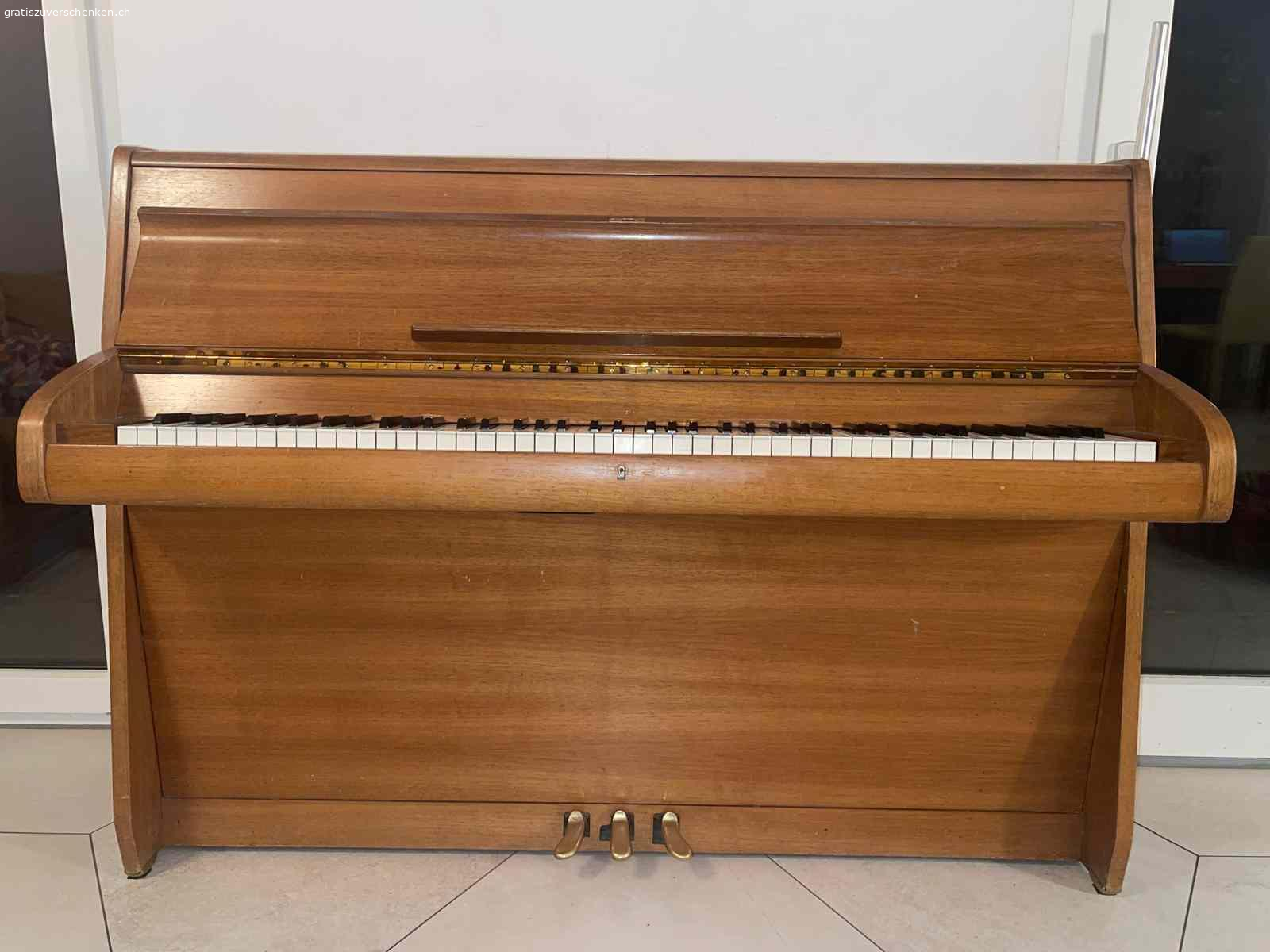 Klavier gratis abzugeben. Das Klavier unseres Sohnes wird bei uns nicht mehr benutzt und könnte jemand anderem Freude bereiten.  
Das Klavier wurde länger nicht mehr gestimmt, ist jedoch funktionstüchtig. 
Es handelt sich um ein Hofmann Klavier mit einer Renner - Mechanik (renommierte Klaviermechanik) in Nussbaum, ca. 110 cm hoch und hat im August 2016 2'000 CHF gekostet.
Wir geben das Klavier gerne kostenlos weiter, sofern die Abholung organisiert und finanziert wird. 
Bei Interesse freue ich mich über Ihre Rückmeldung.