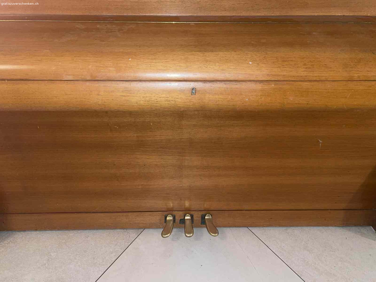 Klavier gratis abzugeben. Das Klavier unseres Sohnes wird bei uns nicht mehr benutzt und könnte jemand anderem Freude bereiten.  
Das Klavier wurde länger nicht mehr gestimmt, ist jedoch funktionstüchtig. 
Es handelt sich um ein Hofmann Klavier mit einer Renner - Mechanik (renommierte Klaviermechanik) in Nussbaum, ca. 110 cm hoch und hat im August 2016 2'000 CHF gekostet.
Wir geben das Klavier gerne kostenlos weiter, sofern die Abholung organisiert und finanziert wird. 
Bei Interesse freue ich mich über Ihre Rückmeldung.