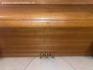Klavier gratis abzugeben. Das Klavier unseres Sohnes wird bei uns nicht mehr benutzt und könnte jemand anderem Freude bereiten.  
Das Klavier wurde länger nicht mehr gestimmt, ist jedoch funktionstüchtig. 
Es handelt sich um ein Hofmann Klavier mit einer Renner - Mechanik (renommierte Klaviermechanik) in Nussbaum, ca. 110 cm hoch und hat im August 2016 2'000 CHF gekostet.
Wir geben das Klavier gerne kostenlos weiter, sofern die Abholung organisiert und finanziert wird. 
Bei Interesse freue ich mich über Ihre Rückmeldung.