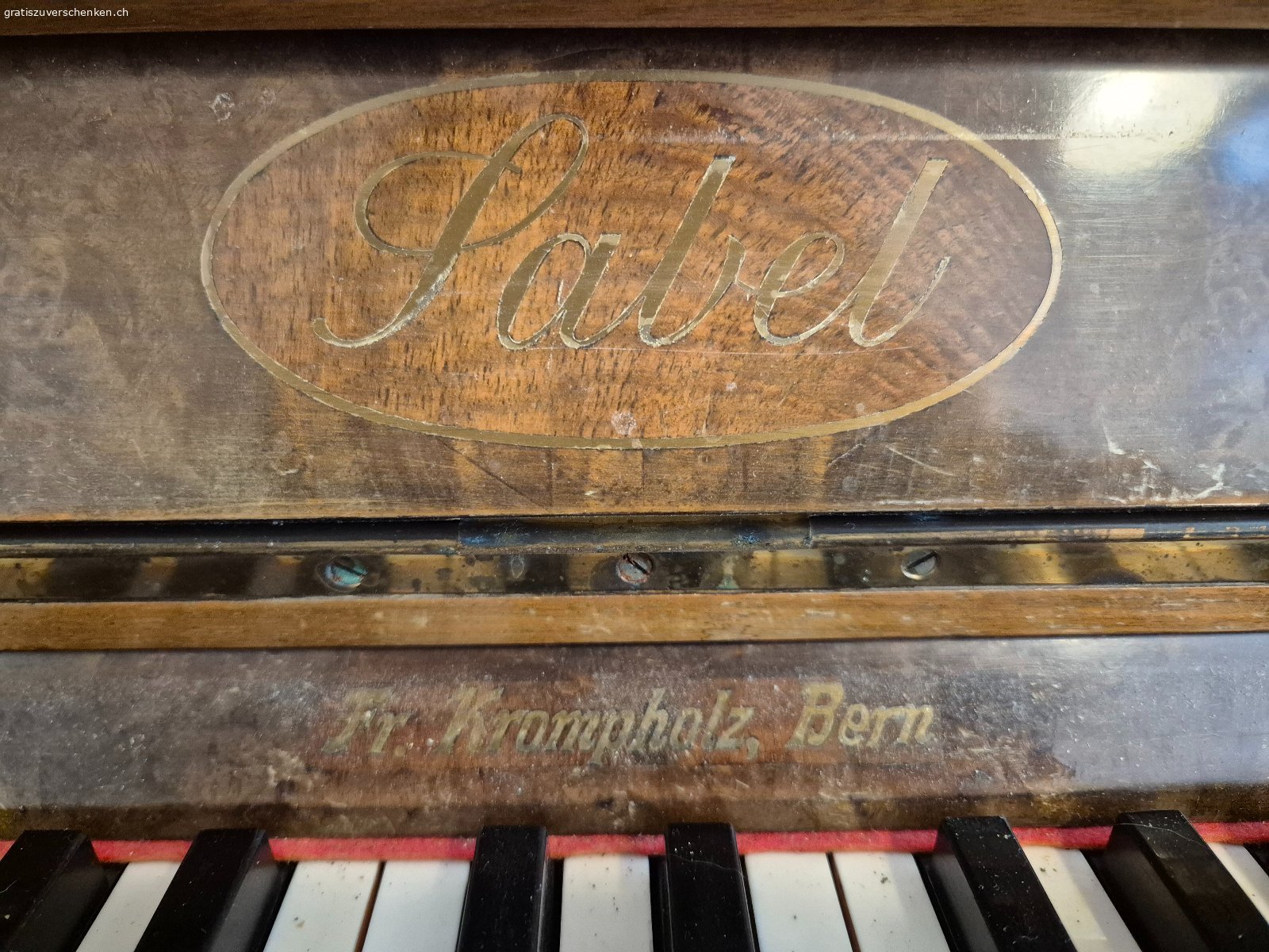Klavier mit Hocker Sabel Krommpholz Bern. Gebrauchtes Klavier in Braun.

Das Instrument ist funktionsfähig, weist aber sichtbare Gebrauchsspuren auf.

Das Gehäuse ist etwas abgenutzt.

Die Tasten und das Pedal sind auf den Bildern gut ersichtlich.

Nähere Details entnehmen Sie bitte den Fotos.



Das Klavier ist über ca.30 Gartenstufen erreichbar und kann aus einem Fenster entnommen werden.
