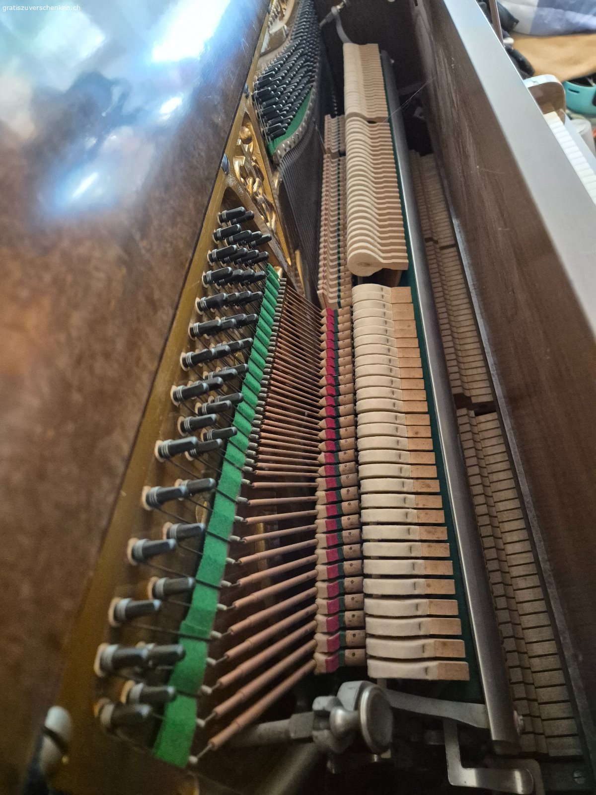 Klavier mit Hocker Sabel Krommpholz Bern. Gebrauchtes Klavier in Braun.

Das Instrument ist funktionsfähig, weist aber sichtbare Gebrauchsspuren auf.

Das Gehäuse ist etwas abgenutzt.

Die Tasten und das Pedal sind auf den Bildern gut ersichtlich.

Nähere Details entnehmen Sie bitte den Fotos.



Das Klavier ist über ca.30 Gartenstufen erreichbar und kann aus einem Fenster entnommen werden.