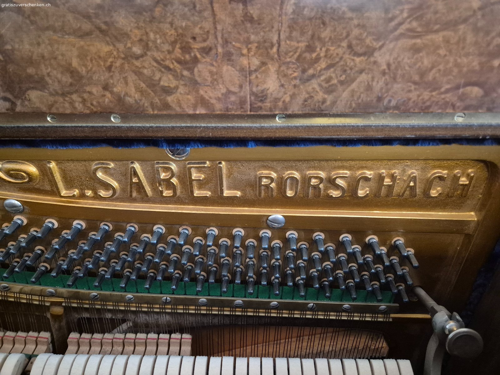 Klavier mit Hocker Sabel Krommpholz Bern. Gebrauchtes Klavier in Braun.

Das Instrument ist funktionsfähig, weist aber sichtbare Gebrauchsspuren auf.

Das Gehäuse ist etwas abgenutzt.

Die Tasten und das Pedal sind auf den Bildern gut ersichtlich.

Nähere Details entnehmen Sie bitte den Fotos.



Das Klavier ist über ca.30 Gartenstufen erreichbar und kann aus einem Fenster entnommen werden.