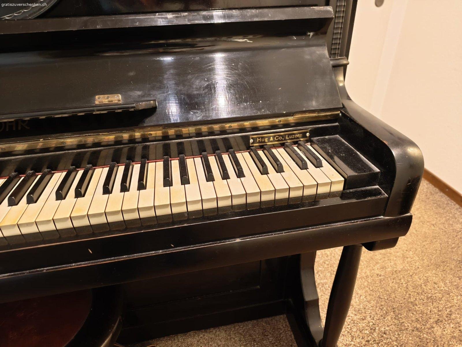 Klavier von 1914 abzugeben Voll funktionstüchtig. Klavier von 1914 abzugeben Voll funktionstüchtig
Muss leider mein Klavier abgeben, da ich umziehe. Möchte es gerne jemanden verschenken, der Freude daran hat. Masse L: 163 cm , B 83 cm , H 154 cm. Muss abgeholt werden (lassen)