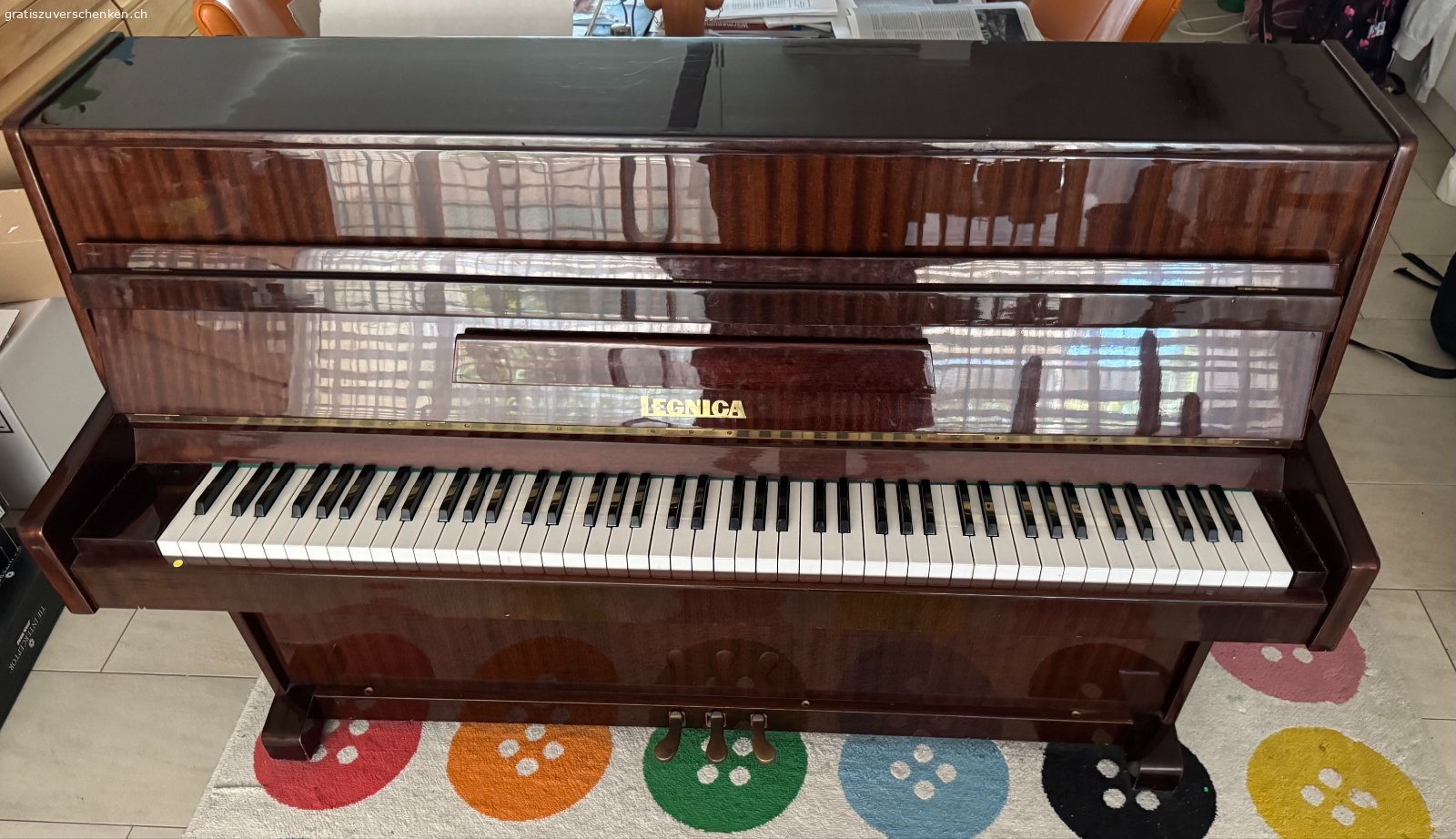 Klavier zu verschenken (Marke LEGNICA). Wir verschenken unser LEGNICA Klavier (ca. aus den 80er Jahren).
Es hat Gebrauchsspuren (kleine Kratzer) funktioniert aber einwandfrei. 
Das Klavier muss einfach wieder gestimmt werden.
Es kann in 4132 Muttenz angeschaut und abgeholt werden.