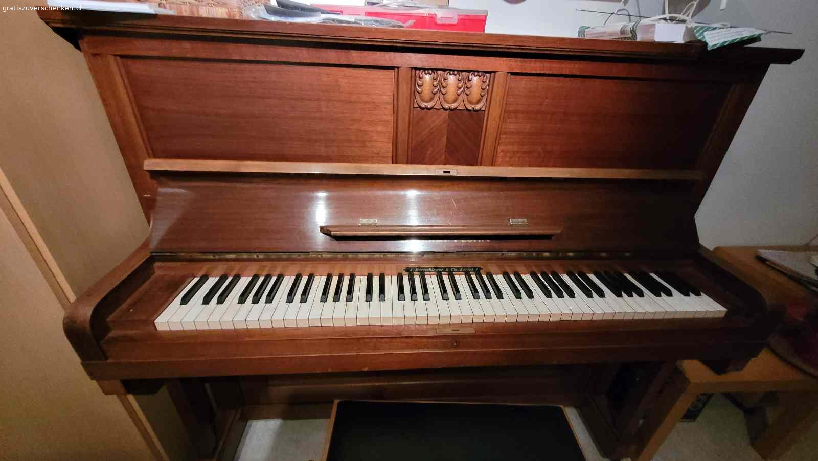 Klavier zu verschenken, Selbstabholung. Wegen Hausabräumung gebe ich gratis mein Konzertklavier in die gute Hände ab. Selbstabholung, 2 Stock ohne Lift.