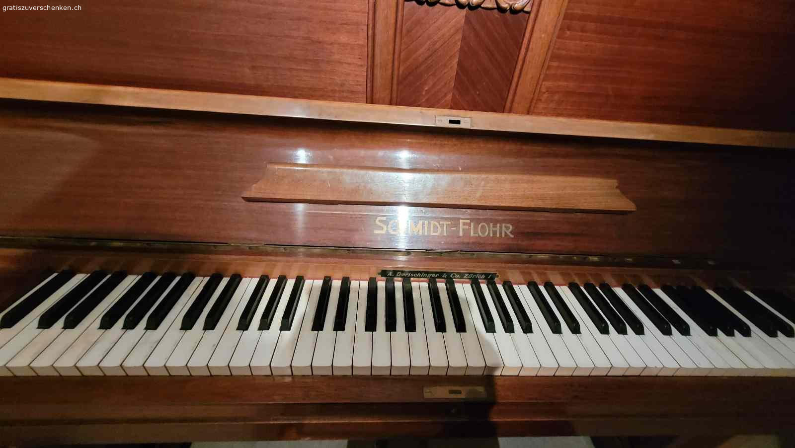 Klavier zu verschenken, Selbstabholung. Wegen Hausabräumung gebe ich gratis mein Konzertklavier in die gute Hände ab. Selbstabholung, 2 Stock ohne Lift.