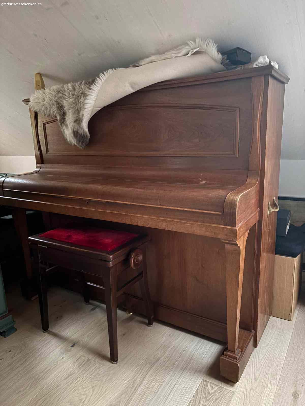 Klavier. Klavier gratis abzugeben, muss abgeholt werden.ö